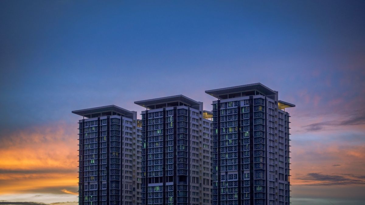 Toà căn hộ cao tầng lúc hoàng hôn